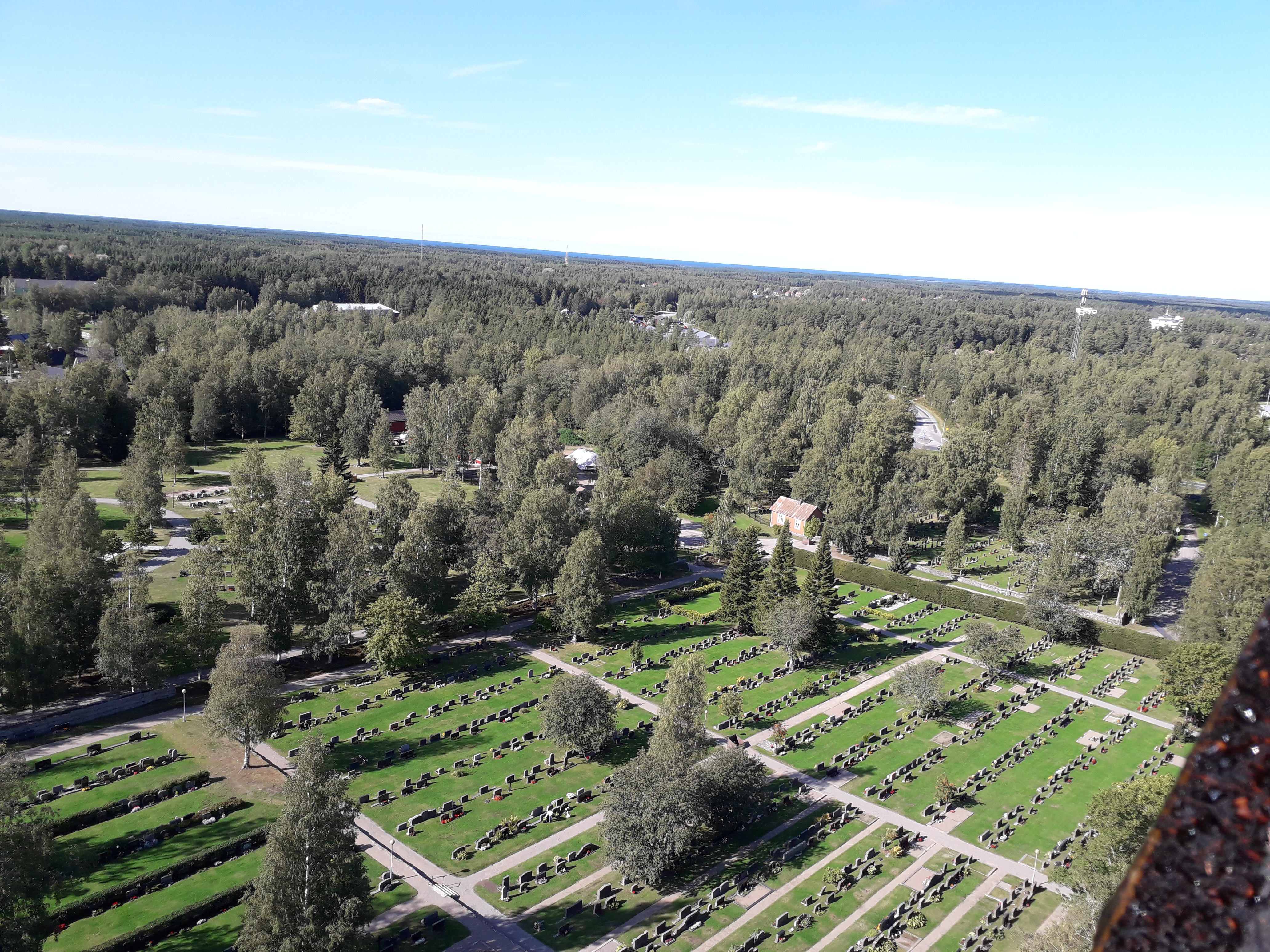 Flygbild av en begravningplats
