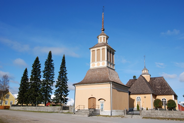 Esse kyrka med en blå himmel i bakgrunden